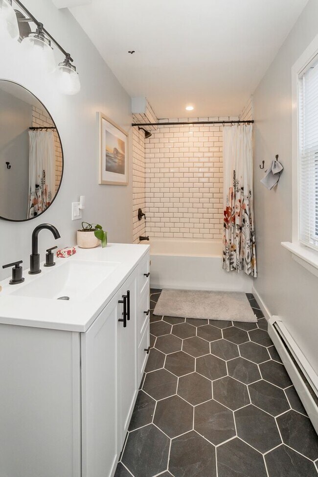 Foto del edificio - 3 BED · 1.5 BATH · MODERN INDUSTRIAL · AVA...