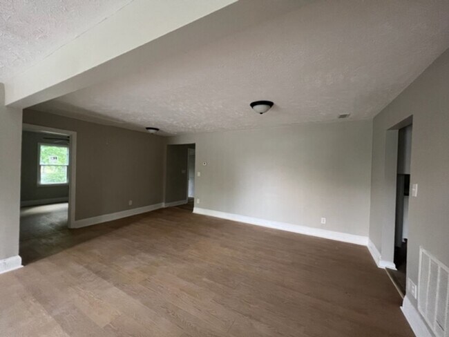 Building Photo - 1 Full month free of rent!!