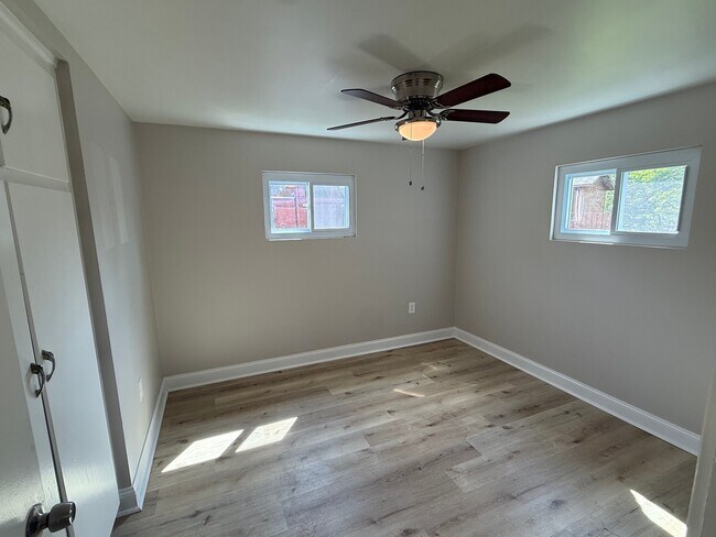 Building Photo - 733 Memory Ln
