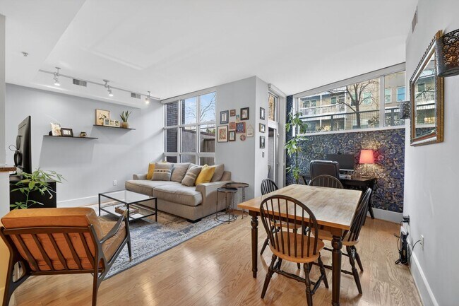 Foto del edificio - Spacious & Modern 1br Steps on U St Corridor!