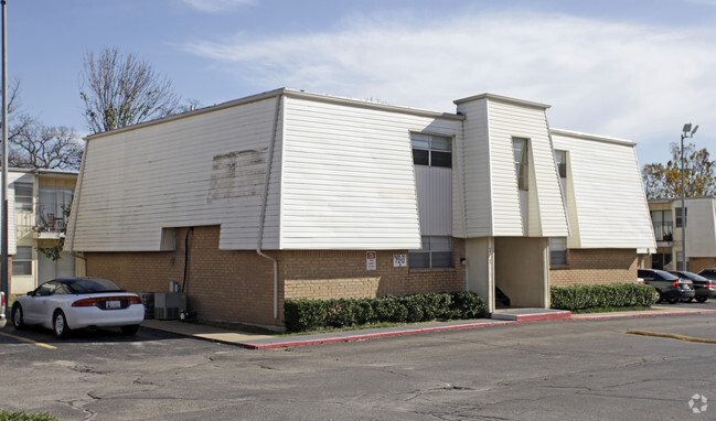 Building Photo - Chestnut Hills Apartments