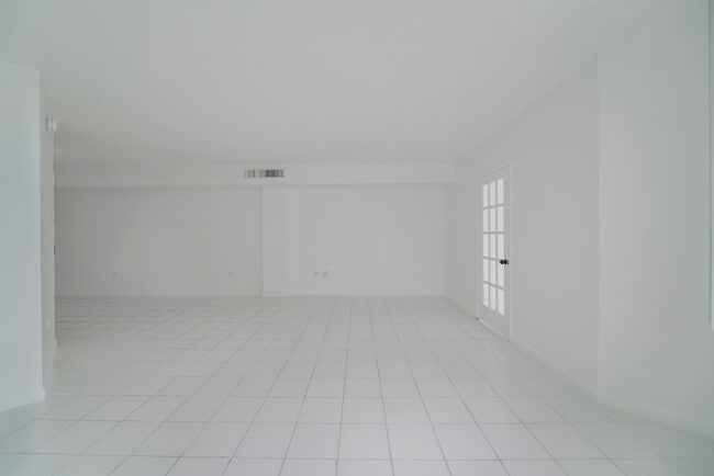 Building Photo - 801 Brickell Bay Dr
