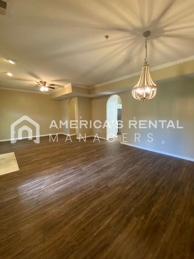 Foto del edificio - Sign a 13 month lease by 12/15/2025 and have JANAURY RENT FREE!!! - LAKE FRONT VIEWS!!! - Large W...