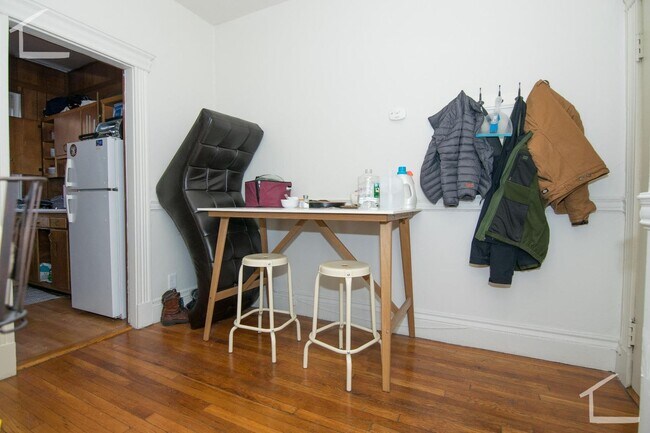 Building Photo - Avl NOW - No Fee! Spacious alcove studio i...