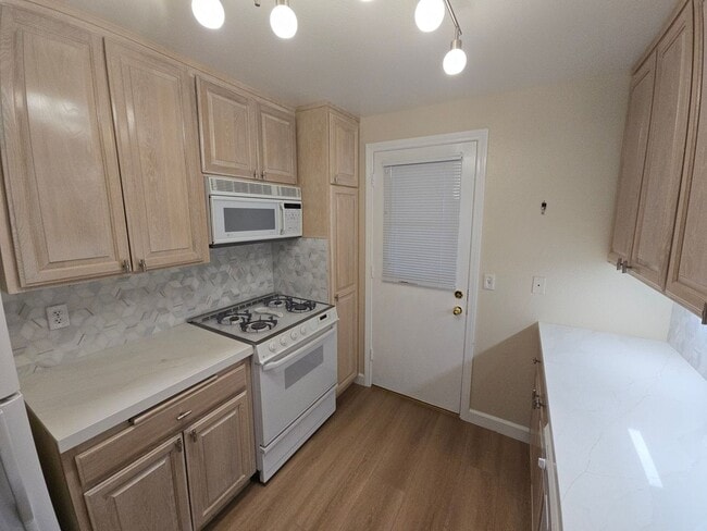Building Photo - Updated Porter Ranch Townhome with Scenic ...