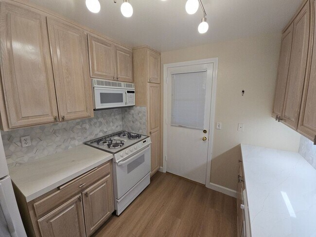 Foto del edificio - Updated Porter Ranch Townhome with Scenic ...