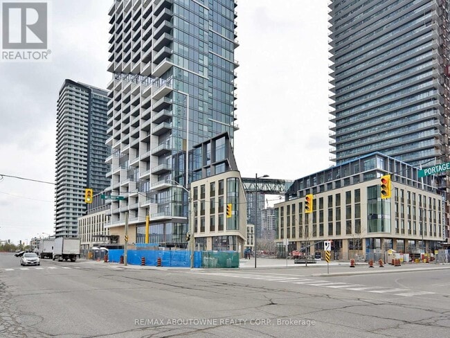 Photo du bâtiment - 1000-1000 Portage Pkwy