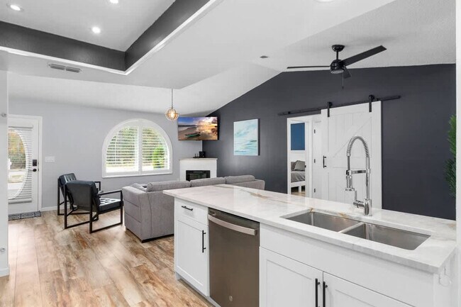 Building Photo - 9003 Nakoma Way