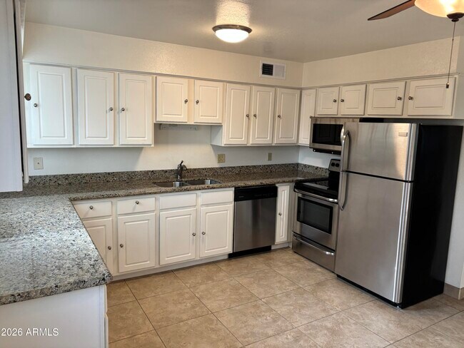 Foto del edificio - 4111 E Camelback Rd