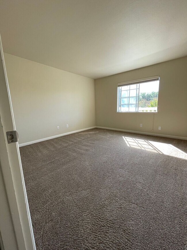 Building Photo - Welcome to this charming 2-bedroom, 1-bath...