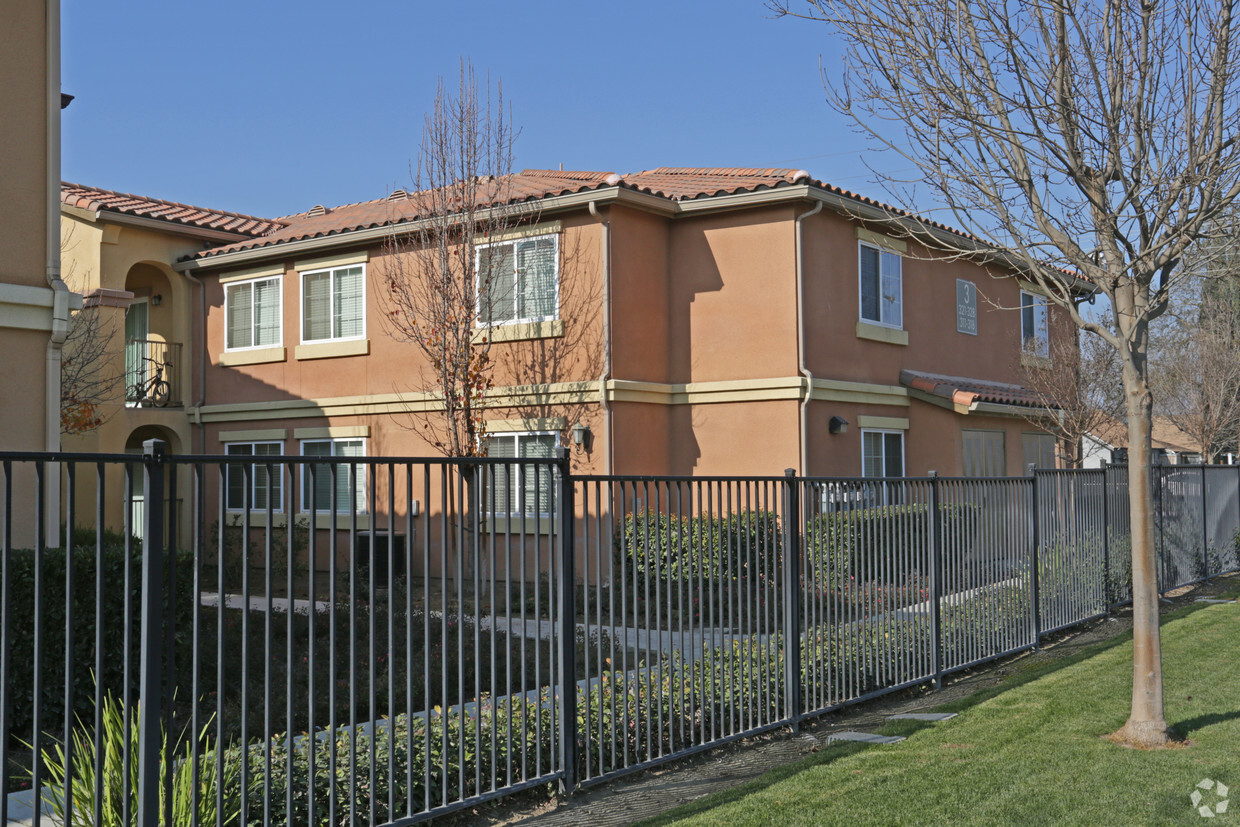 Building Photo - Mirage Vista Apartments