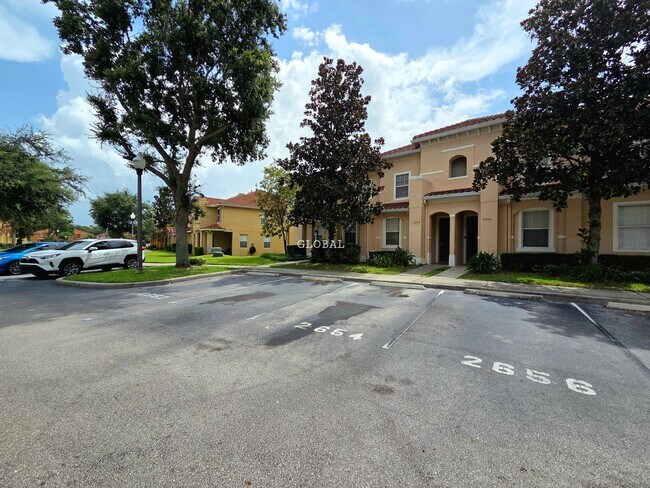 Foto del edificio - Three Bedroom unfurnished town house (Kiss...
