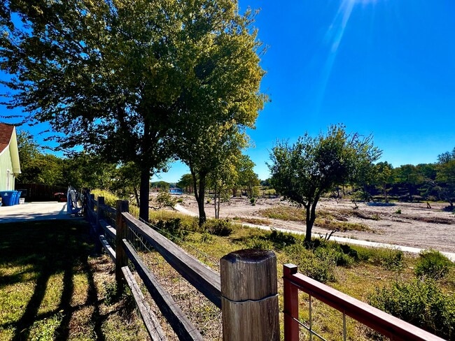 Foto del edificio - Riverfront Bungalow #9