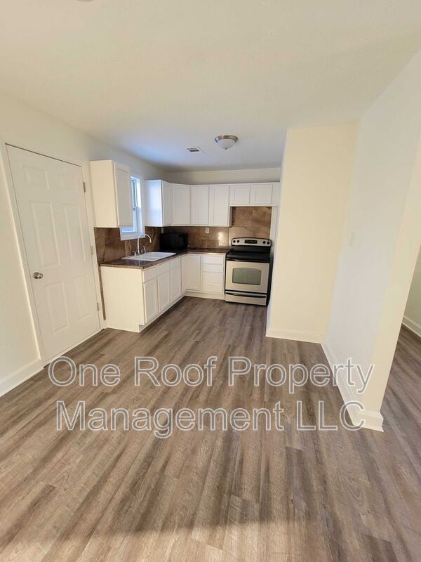 Building Photo - 2633 S 49th St