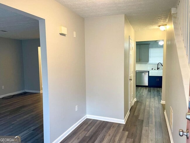 Building Photo - 616 Woodknoll Ct