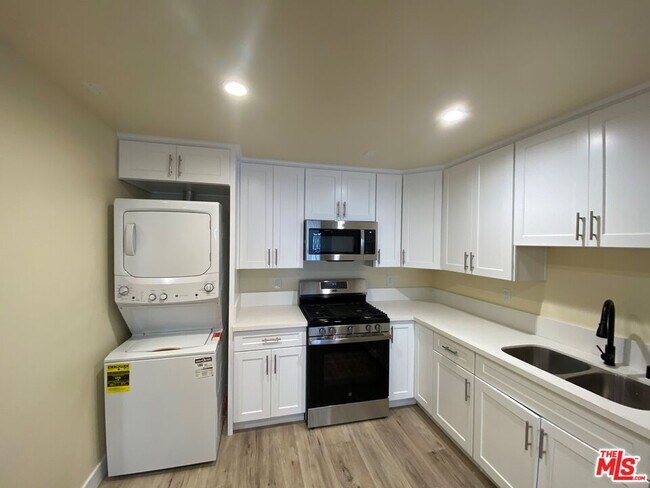 Foto del edificio - 13400 Cordary Ave