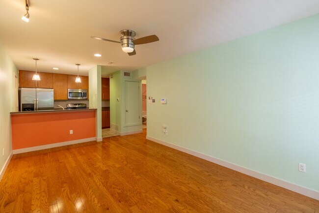 Building Photo - One bedroom condo in an Unbeatable Location!!