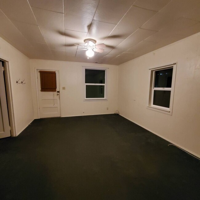 Building Photo - Pet Friendly 2Bed: 1Bath Home w/Garage