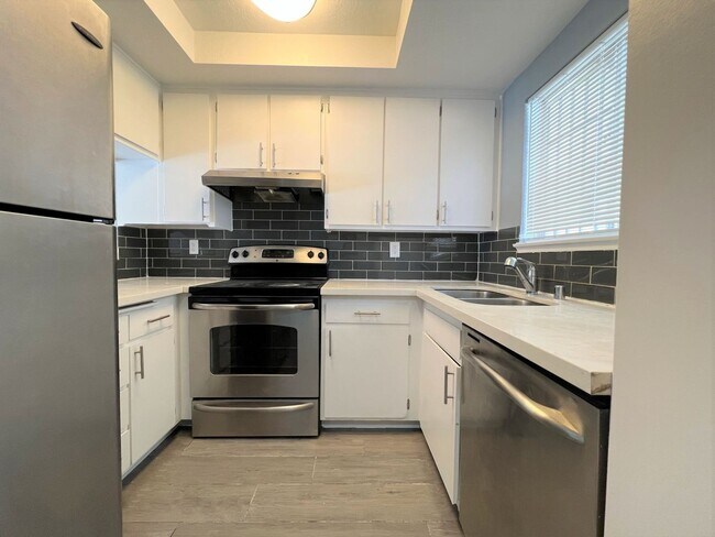 Building Photo - CUTE 2 STORY CONDO!