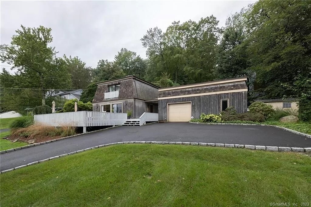 Driveway - 255 Mamanasco Rd