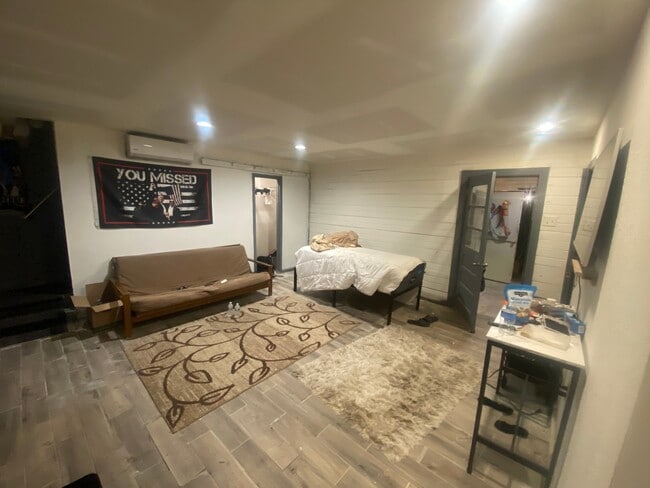 Building Photo - 402 St Bernard St