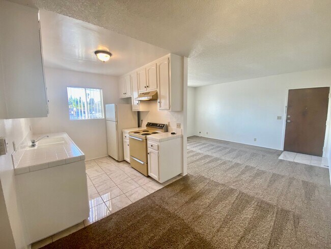 Building Photo - Upper Corner Unit with Utilities INCLUDED!!