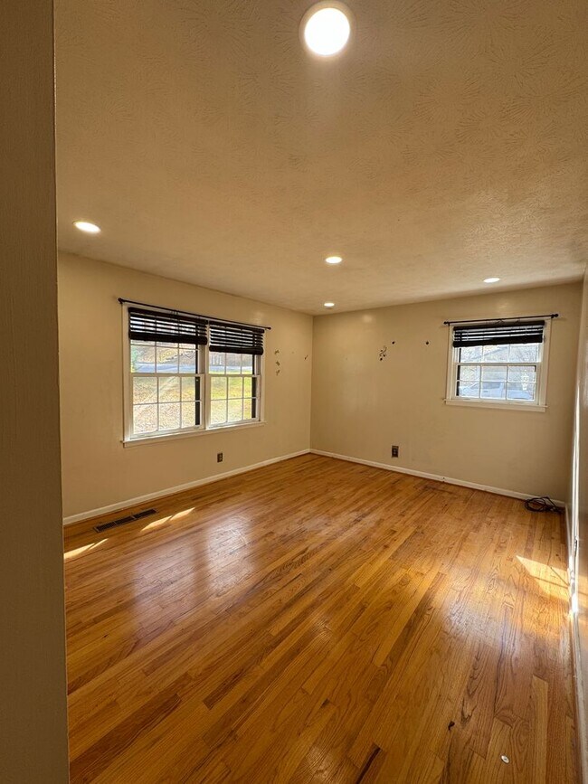 Foto del edificio - 6304 Sherwood Dr