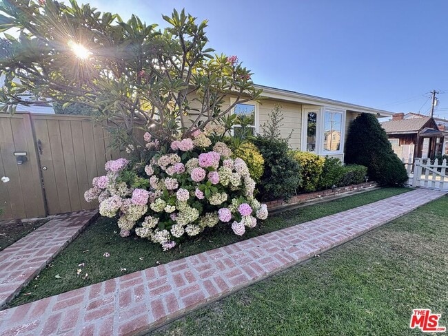 Foto del edificio - 2417 Andreo Ave