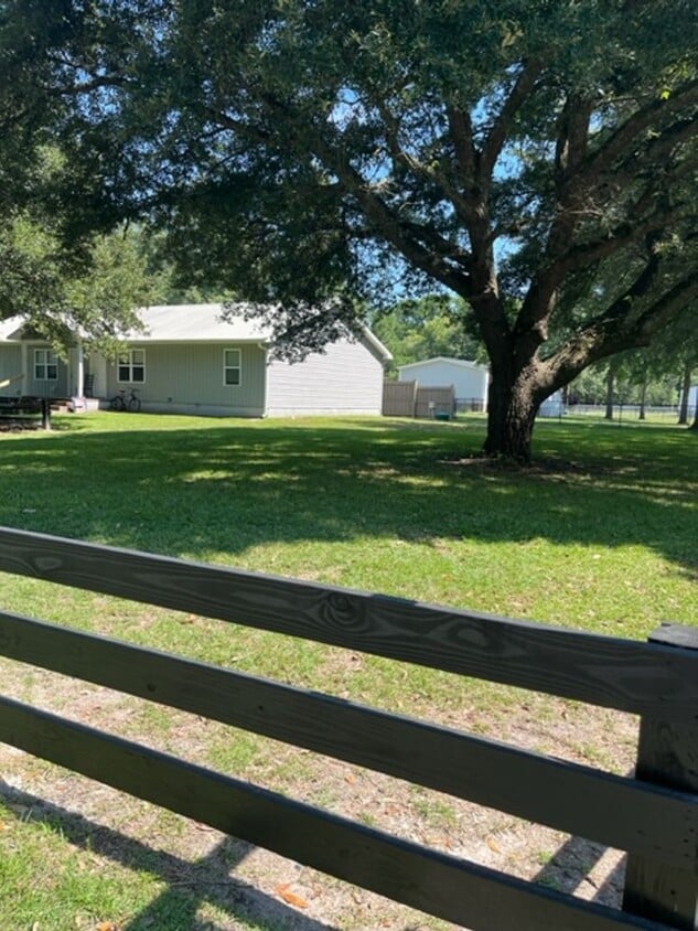 Building Photo - 2 Bedroom 2 Bath Duplex on Quiet Street in...