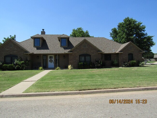 Building Photo - Very Nice Spacious Home located In the Tur...
