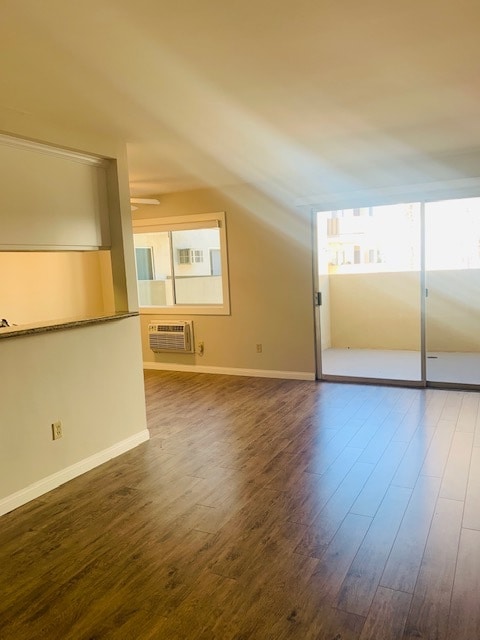 Sala de estar, patio - 11915 Burbank Blvd
