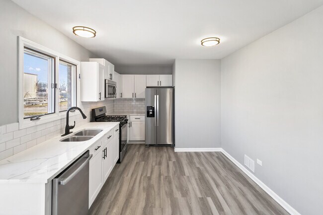 Building Photo - 922 E 155th St