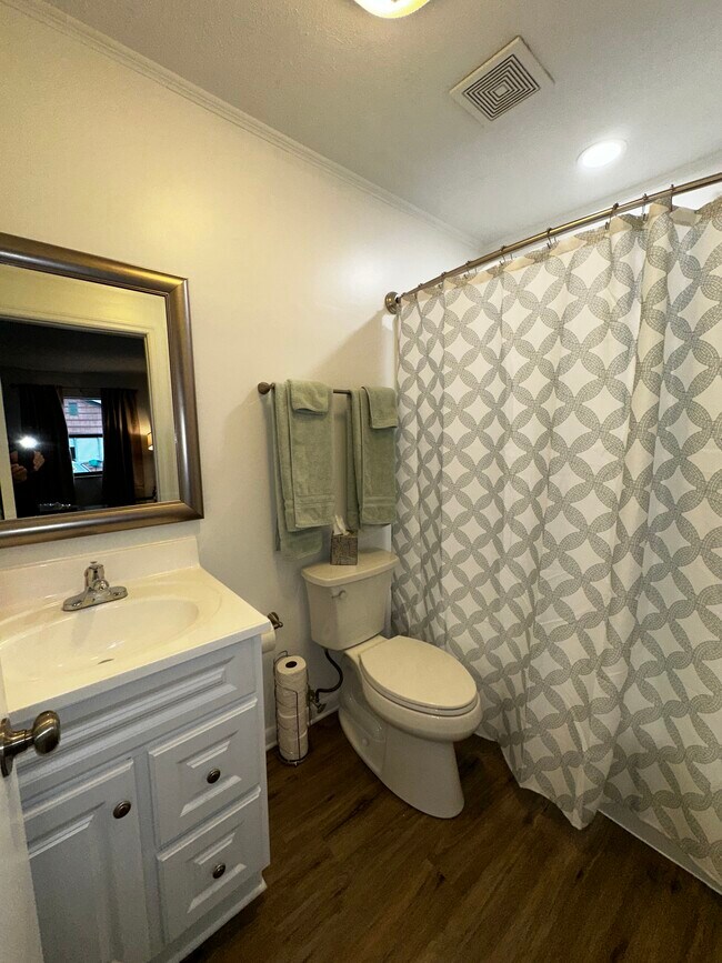Baño completo con ducha - 2512 Legion Dr