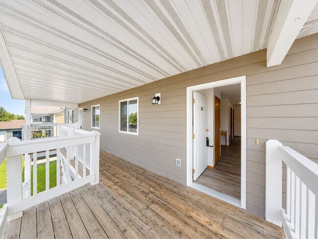 Building Photo - 1 Pet Negotiable! 3 Bed 1 Bath with Detached Garage! Centrally Located
