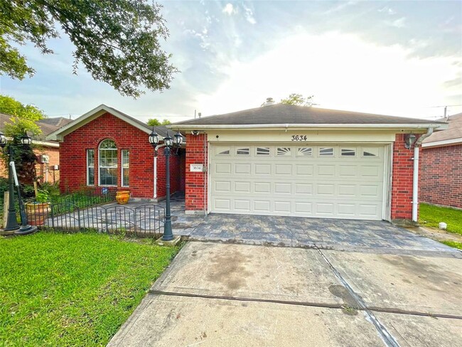 Building Photo - 3634 Wingate Park Dr