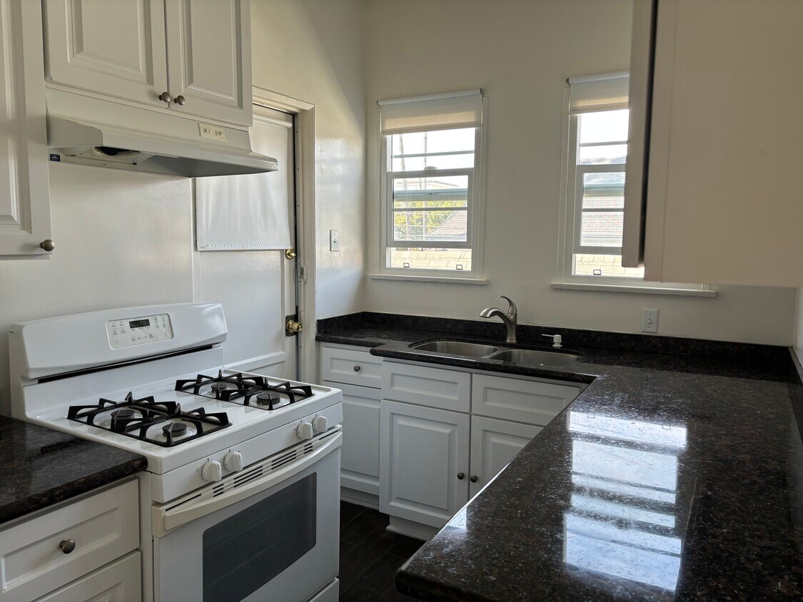 Foto principal - 939 S Hobart Blvd