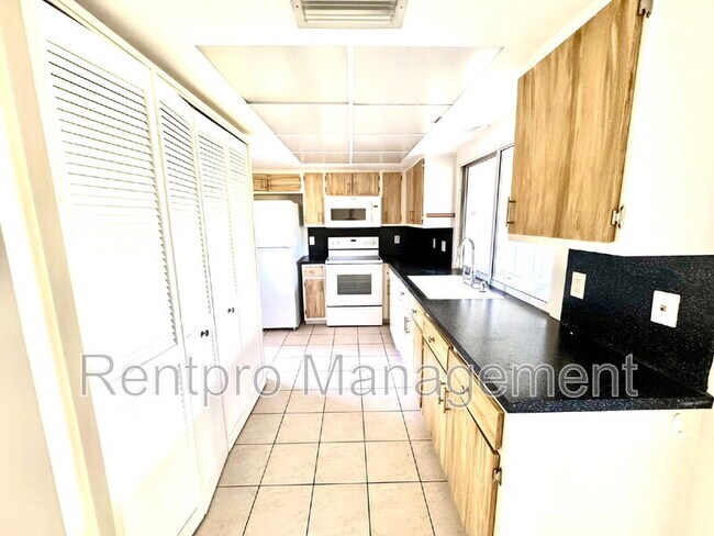 Foto del edificio - 2417 Magdalina Dr