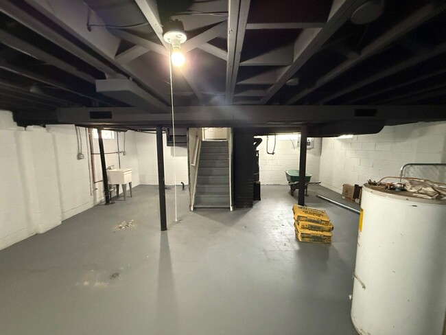 Foto del edificio - Renovated 4-Bedroom Home – We Welcome Sect...