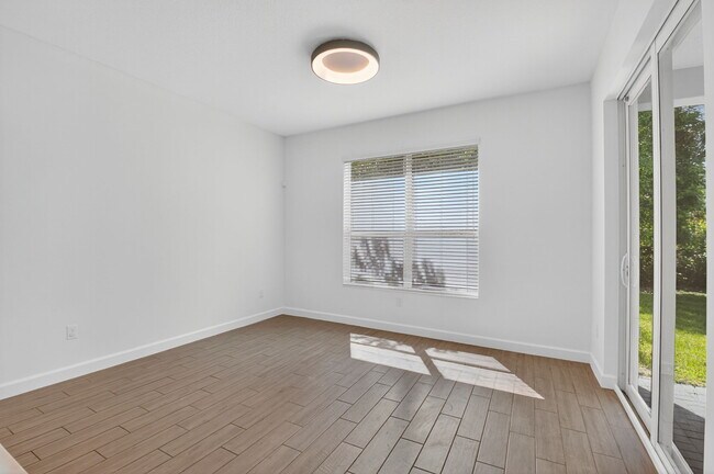 Foto del edificio - 4280 Buttonwood Dr