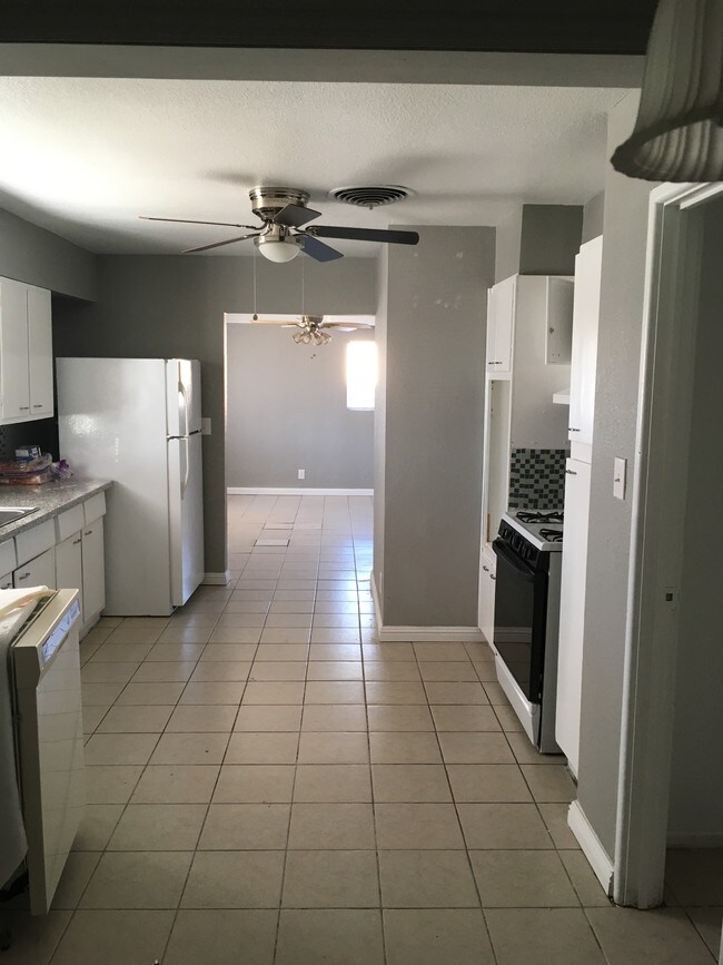 Full Kitchen - 2240 Daley St