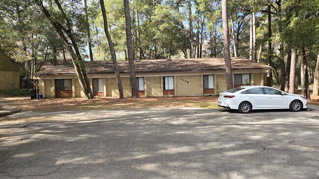 El apartamento B está en la parte trasera izquierda. - 4226 SW 69th Ter