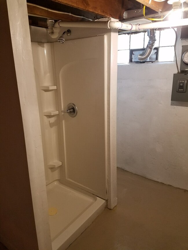 Building Photo - 1002 W Oakland Ave