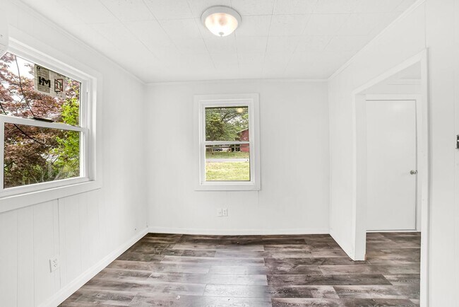 Foto del edificio - Coming Soon! Charming Cape Cod Near Coloni...