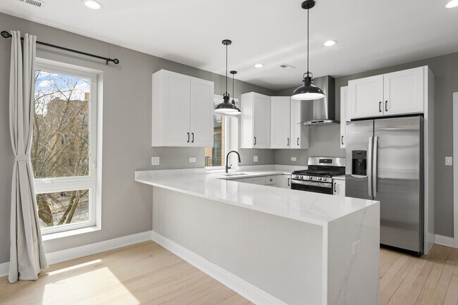 Foto del edificio - 7428 N Rogers Ave