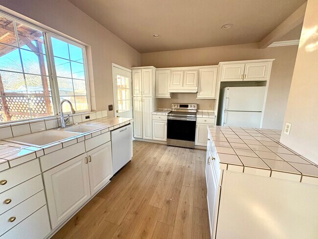 Foto del edificio - 1465 Central Ave