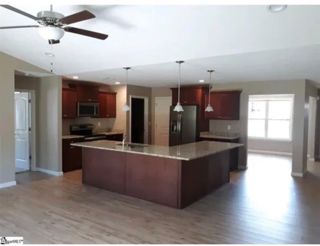 Foto del edificio - 121 Sleepy River Rd