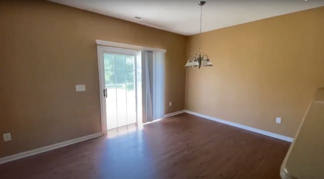 Foto del edificio - Room in House on Genlee Dr