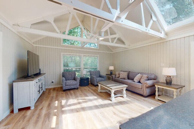 Foto del edificio - 2171 N Forest Pkwy