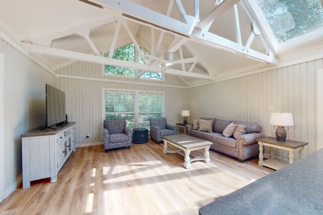 Building Photo - 2171 N Forest Pkwy