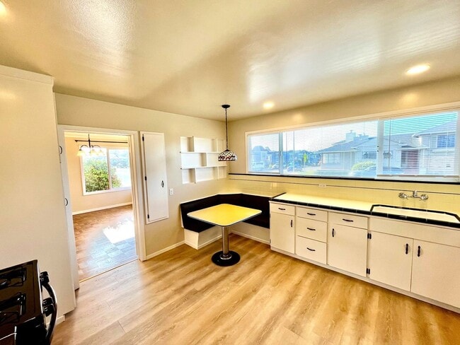 Building Photo - GORGEOUS, BEAUTIFULLY MAINTAINED 3 BED/2 B...